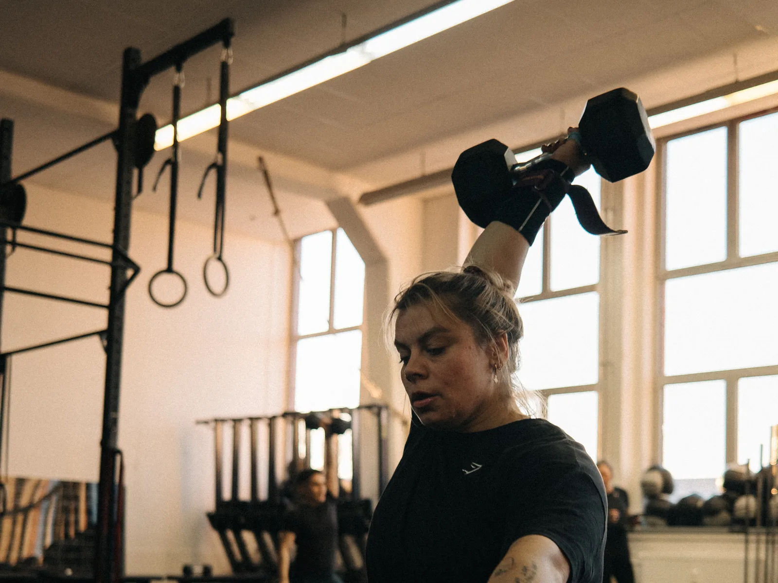 Ausfallschritte mit Kurzhanteln im Hyrox-Training der AXT-Box Berlin-Lichtenberg