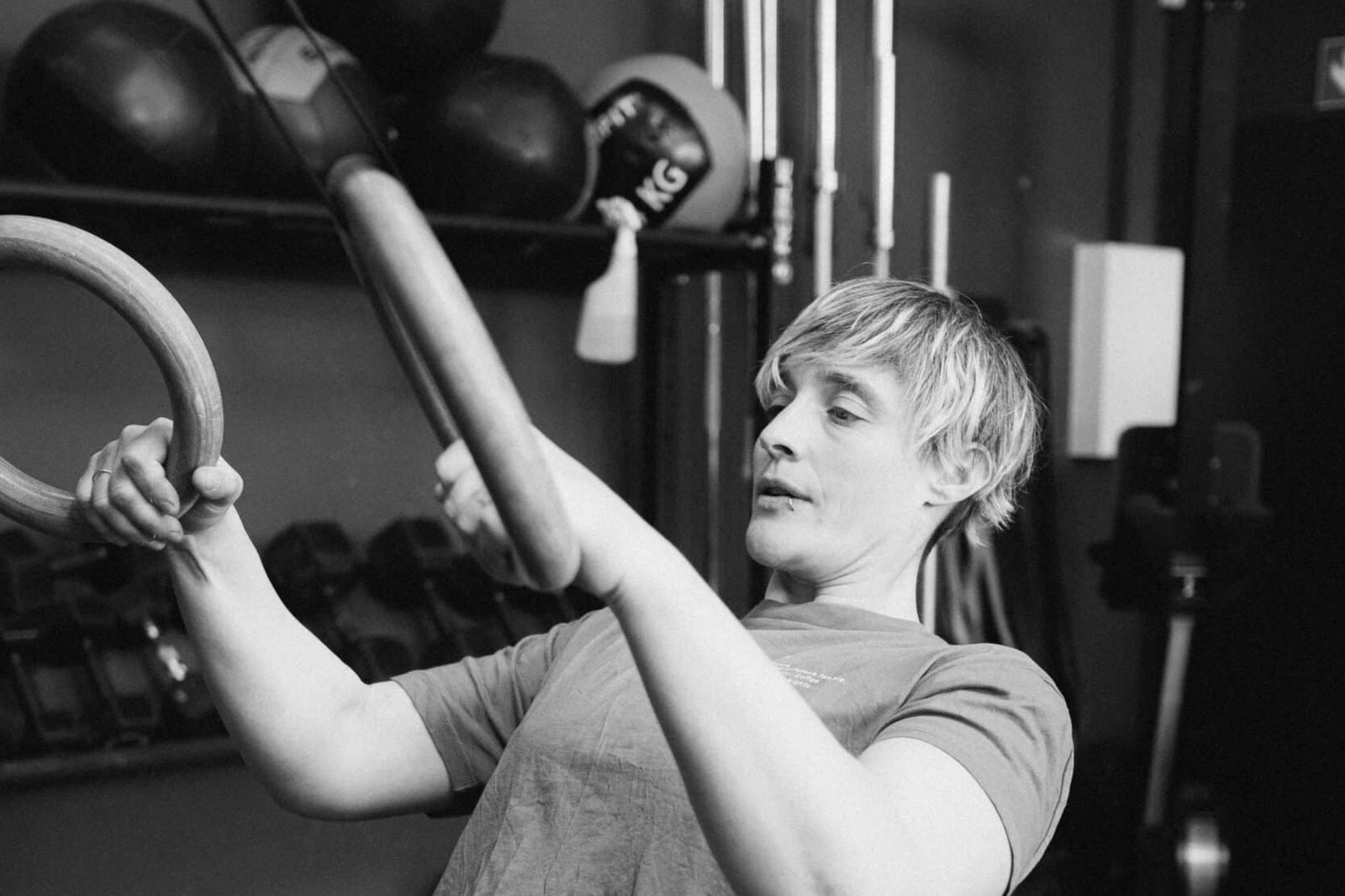 Schwangere Frau beim Ring-Training mit Anleitung – Fitnesskurs für Schwangere bei AXT Athlete in Berlin-Lichtenberg
