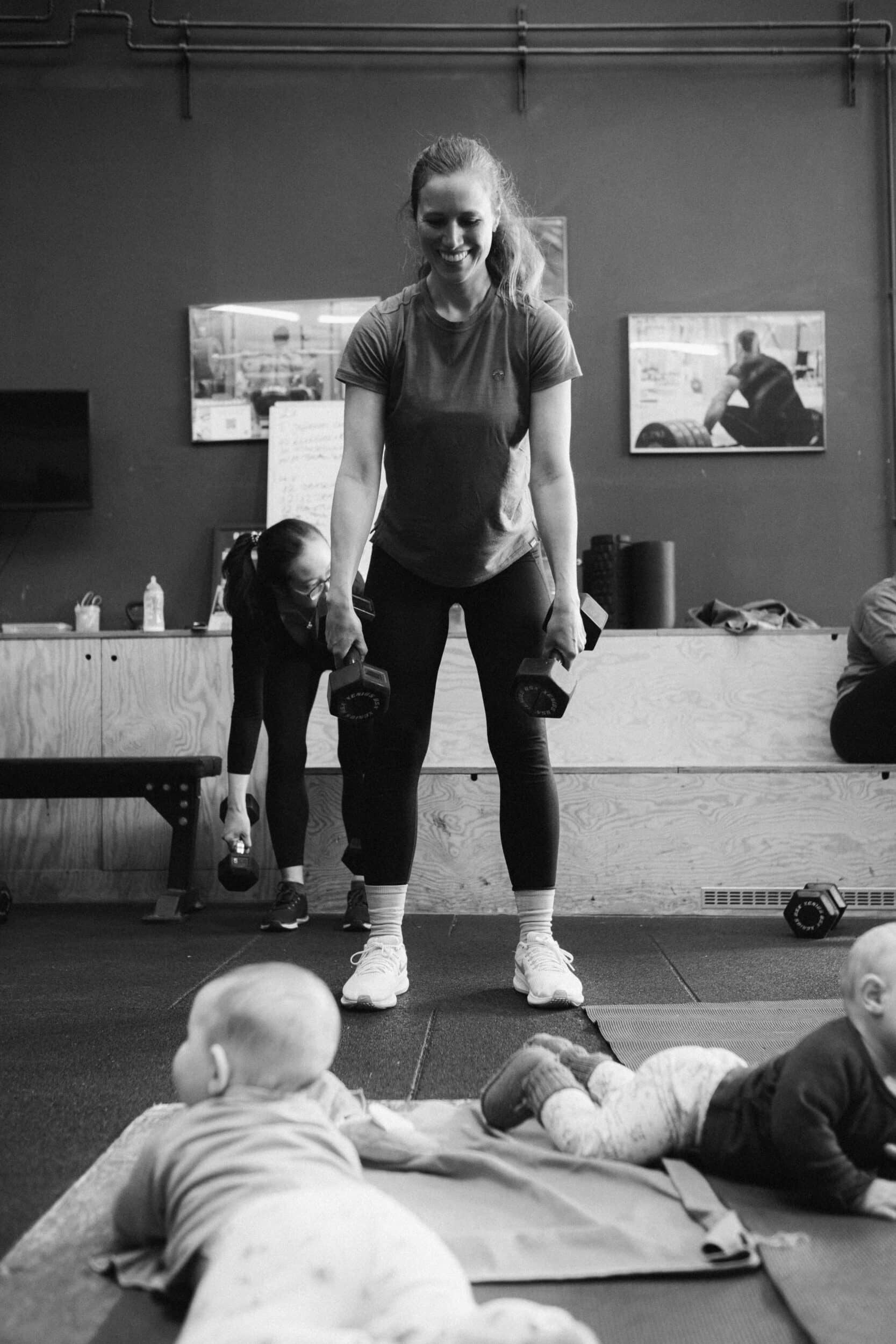 Mama trainiert mit Baby beim Mutter-Kind Fitnesskurs in der Rummelsburger Bucht Lichtenberg